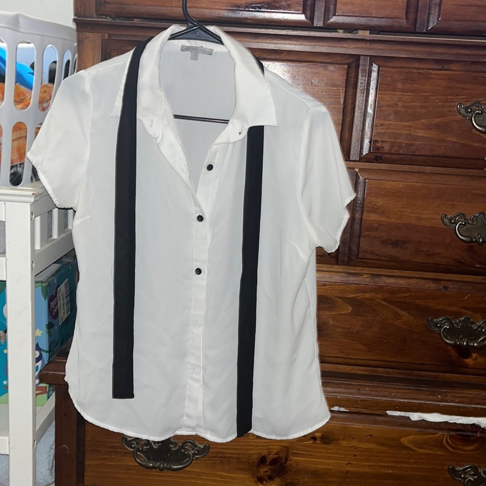 Button up short sleeve shirt. Good condition!